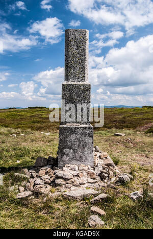 Kralicky sneznik snieznik (sommet mondial sur la colline) polonais - République tchèque frontières avec l'ancien pilier de triangulation, mountain Meadow, quelques pierres autour des collines et sur la b Banque D'Images