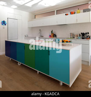 L'île de cuisine Matériel roulant sur roues pivotantes industrielles design rétro, peint en couleurs ombre avec quartz Silestone plan de travail. Banque D'Images