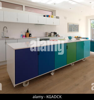 L'île de cuisine mobile sur roues pivotantes design rétro, peint en couleurs ombre avec plan de travail Silestone. Banque D'Images