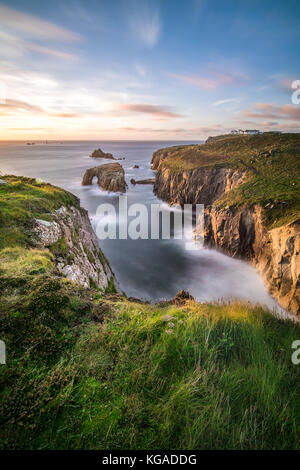 Enys, dodnan le Land's end arch au coucher du soleil, ce plan est également vu sur la couverture de l'édition d'octobre du magazine aujourd'hui Cornwall Banque D'Images