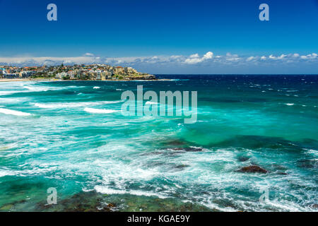 La célèbre plage de Bondi à Sydney en Nouvelle-Galles du Sud, Australie sur une magnifique journée d'été Banque D'Images