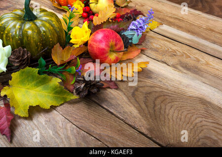 Grâce ruistic avec fond feuilles automne coloré, potiron et lilas fleurs couronne de porte, copy space Banque D'Images