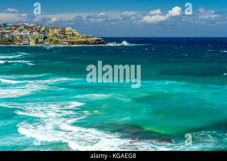 La célèbre plage de Bondi à Sydney en Nouvelle-Galles du Sud, Australie sur une magnifique journée d'été Banque D'Images