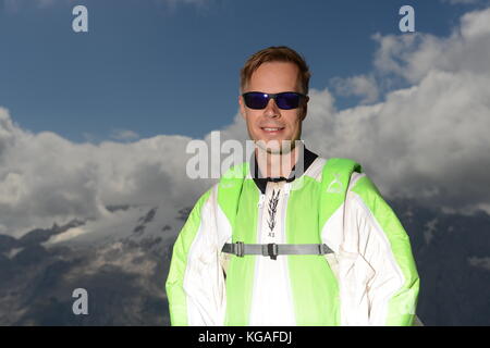 BASE Wingsuit cavalier est de penser à sa prochaine étape à sauter de la falaise derrière lui. La concentration est élevée pour l'étape suivante pour lancer vers le bas. Banque D'Images