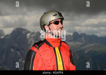 BASE Wingsuit cavalier est de penser à sa prochaine étape à sauter de la falaise derrière lui. La concentration est élevée pour l'étape suivante pour lancer vers le bas. Banque D'Images