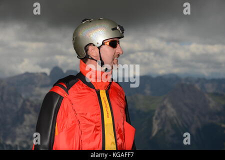 BASE Wingsuit cavalier est de penser à sa prochaine étape à sauter de la falaise derrière lui. La concentration est élevée pour l'étape suivante pour lancer vers le bas. Banque D'Images