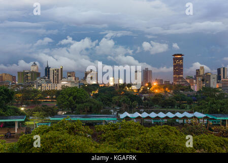Nairobi city skyline sous ciel nuageux pendant la saison des pluies au crépuscule, Nairobi, Kenya, Afrique de l'Est Banque D'Images