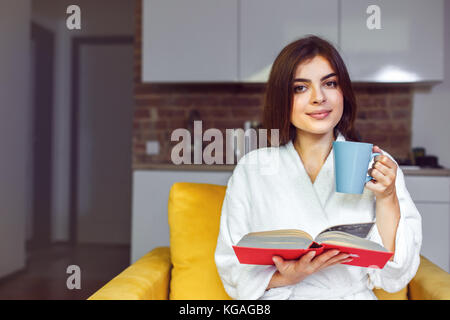 Girl bénéficie d'coffee time Banque D'Images