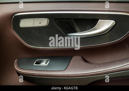 Poignée de porte de voiture moderne et de l'interrupteur de commande de la fenêtre Banque D'Images