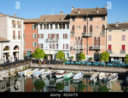 Desenzano del Garda, Italie. 23 octobre 2017. Le joli vieux port de Desenzano attire les habitants et les touristes de profiter d'un début de soirée aperitivo même Banque D'Images