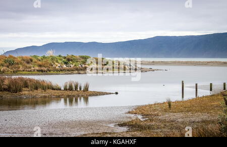 Waikanae kapiti coast, estuaire, Nouvelle-Zélande. waikanae fournit de l'estuaire de l'habitat indigène et un couloir de sécurité pour les animaux sauvages se déplaçant entre les montagnes, r Banque D'Images