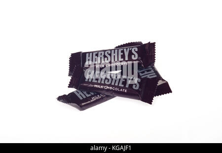 Les barres de chocolat au lait HERSHEY'S candy wrappers en isolé sur fond blanc Banque D'Images