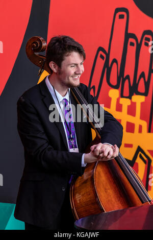 Bassiste pour la prochaine génération jazz orchestra - 60e festival de jazz de Monterey, Californie Banque D'Images