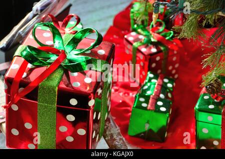 Des cadeaux de Noël et décorations Banque D'Images