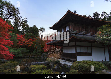 Temple Ginkakuji et décorées au jardin zen à l'automne, Kyoto, Kansai, Japon. Banque D'Images