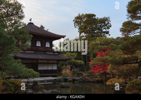 Temple Ginkakuji et décorées au jardin zen à l'automne, Kyoto, Kansai, Japon. Banque D'Images