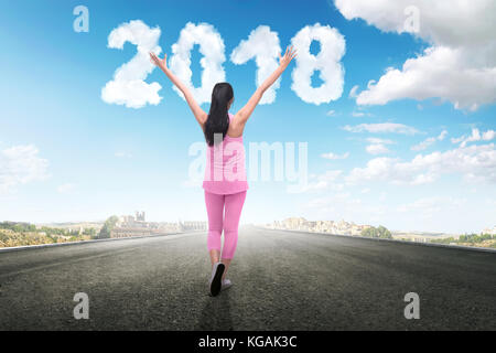 Happy asian woman runner 2018 Nombre de nuages au ciel. Bonne année 2018 Banque D'Images