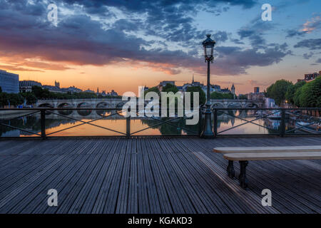 Lever du soleil sur Paris, France avec pont des arts et de la seine. skyline colorés avec des nuages. Banque D'Images