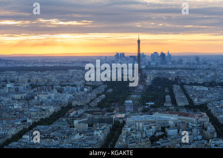 Superbe coucher de soleil sur Paris, France, vu de la tour montparnasse avec la tour Eiffel en arrière-plan coloré skyline nuit.. transport backg Banque D'Images