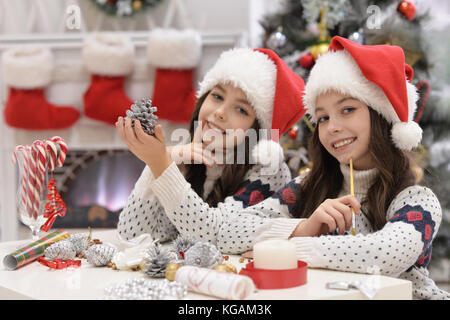 Les filles la préparation pour Noël Banque D'Images