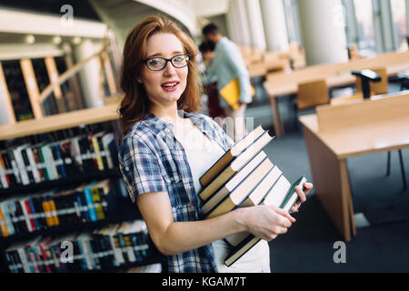 Portrait of young female student in library Banque D'Images