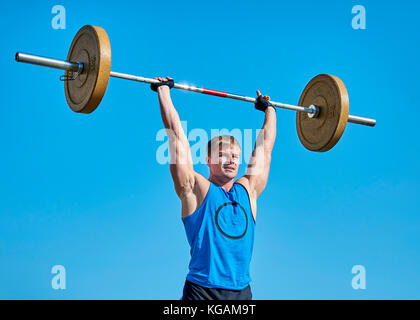 Sur le crossfit rue avec un barbell Banque D'Images