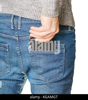 Un homme sort un sac à main en cuir noir de sa poche arrière de jeans Banque D'Images