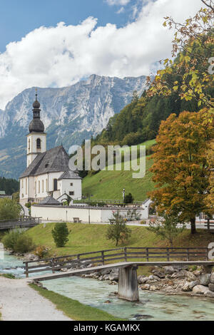 L'église paroissiale St. sebastian avec l'ache ramsauer et le reiter alpe en arrière-plan Banque D'Images