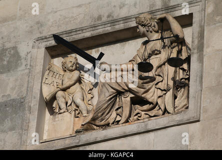 Dame justice tenant la balance de la justice et l'épée au-dessus de l'entrée de lewes crown court. 6ème novemebr 2017. Banque D'Images