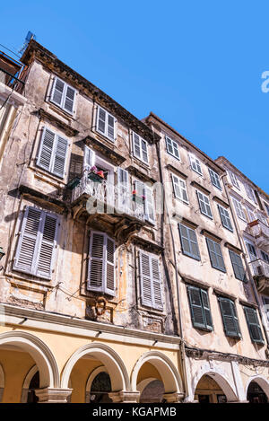 Shopping dans la vieille ville de kerkyra sur l'île grecque de Corfou Banque D'Images