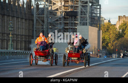 5 novembre 2017. Bonhams de Londres à Brighton, la course de voitures de vétéran, la plus longue course automobile au monde, 1903 Stanley Steam sur le pont de Westminster. Banque D'Images