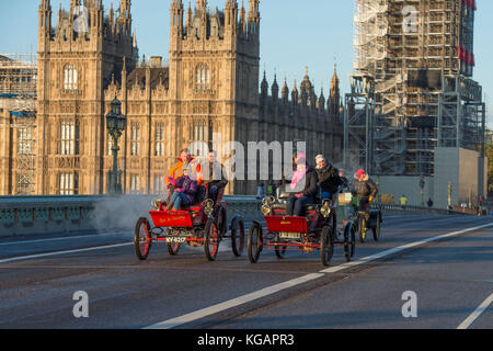 5 novembre 2017. Bonhams de Londres à Brighton, la course de voitures de vétéran, la plus longue course automobile au monde, 1903 Stanley Steam sur le pont de Westminster. Banque D'Images