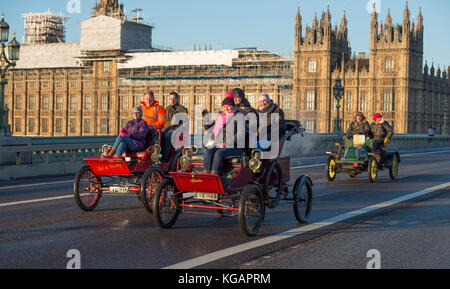 5 novembre 2017. Bonhams de Londres à Brighton, la course de voitures de vétéran, la plus longue course automobile au monde, 1903 Stanley Steam sur le pont de Westminster. Banque D'Images