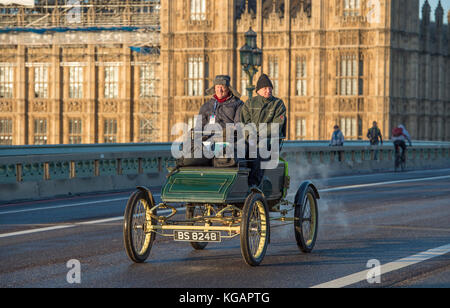 5 novembre 2017. Bonhams de Londres à Brighton, la course de voitures de vétéran, la plus longue course automobile au monde, 1903 Stanley Steam sur le pont de Westminster. Banque D'Images