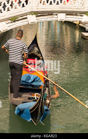 L'Italie, Venise, gondole le long du Rio della Fava, près du Pont des Soupirs. Banque D'Images