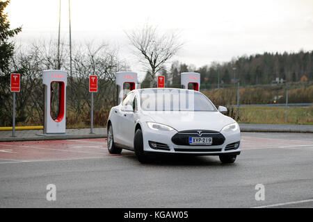 Paimio, Finlande - le 15 novembre 2015 : voiture électrique Tesla Model S Tesla Paimio quitte la station de compresseur. Tesla Model S a donne le 270 Banque D'Images