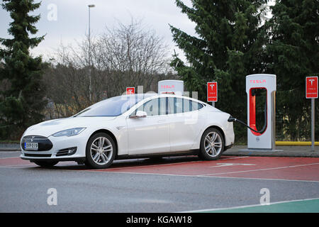 Paimio, Finlande - le 15 novembre 2015 : Blanc voiture électrique Tesla Model S'être facturé à la station a de Tesla Paimio. Le Supercharger donne t Banque D'Images