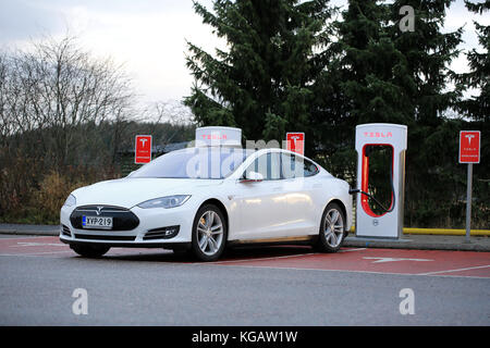 Paimio, Finlande - le 15 novembre 2015 : Blanc voiture électrique Tesla Model S'être facturé à la station a de Tesla Paimio. Le Supercharger donne t Banque D'Images