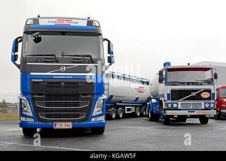 Lieto, Finlande - le 14 novembre 2015 : nouveau volvo fh et Volvo classique f1125 véhicules combinés de poudre-trans oy pour transport en vrac au camion Volvo Banque D'Images