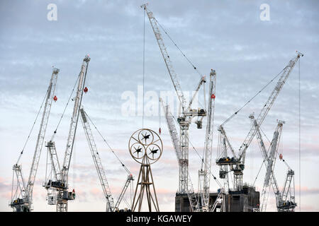 Grues utilisées pour Southbank, le nouveau logement résidentiel mixte, bureaux et espaces commerciaux en cours d'élaboration sur la rive sud près de Waterloo Ra Banque D'Images