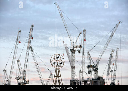 Grues utilisées pour Southbank, le nouveau logement résidentiel mixte, bureaux et espaces commerciaux en cours d'élaboration sur la rive sud près de Waterloo Ra Banque D'Images