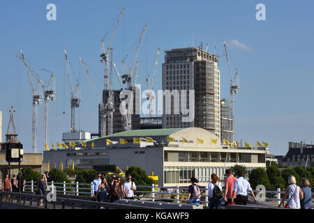 Grues utilisées pour Southbank, le nouveau logement résidentiel mixte, bureaux et espaces commerciaux en cours d'élaboration sur la rive sud près de Waterloo Ra Banque D'Images