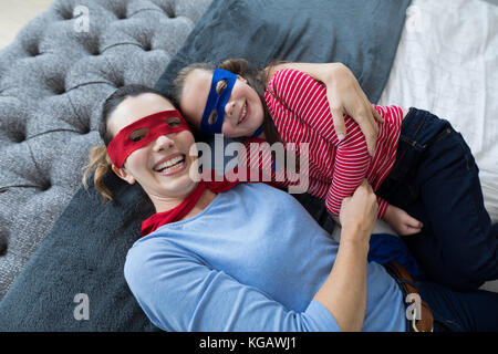 Frais généraux de mother and daughter lying on bed Banque D'Images