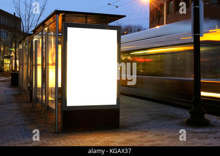 Blank billboard sur l'abri bus de nuit Banque D'Images