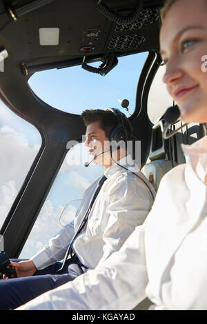 Pilot pilot in cockpit d'hélicoptère Banque D'Images