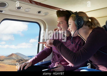 Couple en vacances prenant tour en hélicoptère Banque D'Images