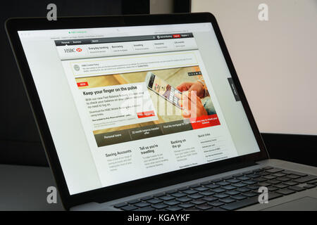 Milan, Italie - 10 août 2017 : page d'accueil du site Web de la banque HSBC. Elle fait partie d'une holding multinationale britannique-hongkongaise de services bancaires et financiers COM Banque D'Images