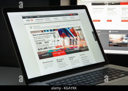 Milan, Italie - 10 août 2017 : page d'accueil du site Web de la banque HSBC. Elle fait partie d'une holding multinationale britannique-hongkongaise de services bancaires et financiers COM Banque D'Images