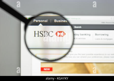 Milan, Italie - 10 août 2017 : page d'accueil du site Web de la banque HSBC. Elle fait partie d'une holding multinationale britannique-hongkongaise de services bancaires et financiers COM Banque D'Images