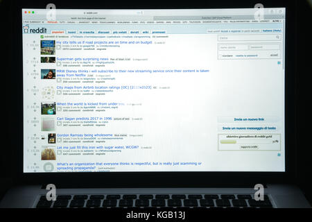 Milan, Italie - 10 août 2017 : Reddit accueil du site. C'est un American social news, d'agrégation de contenu web, de cotation et de discussion site web. Reddit Banque D'Images